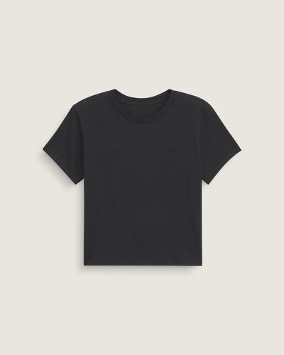 A Camiseta Manga Curta Salton Black apresenta construção crew tee em malha knit, com gola careca e mangas curtas para um caimento confortável. Confeccionada em algodão, oferece toque macio e respirabilidade natural. Costuras reforçadas no decote e acabamento limpo valorizam a estética autêntica VANS, mantendo a linha descontraída e atemporal. Modelo essencial com acabamento simples que privilegia conforto e mobilidade.