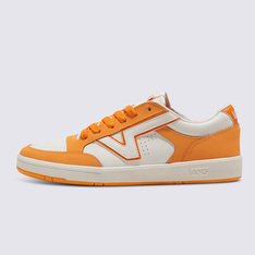 Uma Marca Distinta "Flying V" Dá Identidade a Este Confortável Tênis Inspirado nos Anos 80

O Lowland ComfyCush é uma silhueta arquivada dos anos 80 da Vans com um perfil fino e uma palmilha e sola ComfyCush para conforto modernizado. Originalmente projetado para tênis no início dos anos 80, quando a Vans estava experimentando calçados focados em atividades atléticas, este estilo de cano baixo mantém um visual familiar enquanto adiciona a empolgação do nosso logo "Flying V" Vans.