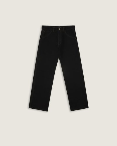 A Calça Skate Loose Bootcut Denim Black combina o estilo clássico de cinco bolsos com o DNA contemporâneo da Vans, trazendo um toque moderno a este design atemporal. Confeccionadas em jeans de algodão pesado para uma estrutura resistente, estas calças também apresentam um caimento largo no quadril, coxa e perna. Uma etiqueta com detalhe em checkerboard costurada na bainha da abertura da perna, visível apenas quando dobrada, acrescenta mais uma homenagem à herança Vans.