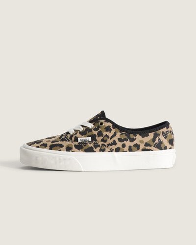 Nascido em Anaheim, Califórnia, em 1966, o Authentic é o estilo tradicional original da Vans. O Tênis Authentic Leopard Black Incense mantém o legado Off The Wall com cabedal têxtil em fibras vegetais, cano baixo e fechamento por cadarço para ajuste seguro. Sola vulcanizada oferece durabilidade e resposta estável; o tecido garante respirabilidade e sensação leve ao caminhar. Modelo unissex de identidade atemporal e acabamento cuidadoso.