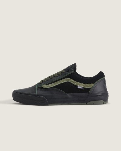 Tênis Skate Old Skool Willow Green Black traz a história do Old Skool: em 1977 o modelo, originalmente nomeado Vans #36, foi o primeiro a exibir a icônica sidestripe, nascida do rabiscar de Paul Van Doren chamado Jazz Stripe. O modelo une cabedal em couro e painéis em camurça, palmilha PopCush para conforto acolchoado e sola vulcanizada com construção WaffleCup, oferecendo suporte, flexibilidade e resistência.