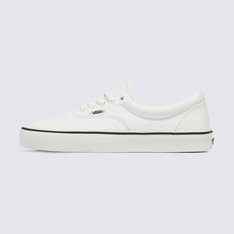 O tênis Vans Era foi o primeiro modelo projetado para skatistas e pensado por skatistas. Introduzido em 1976 e originalmente chamado Vans #95, o Vans Era tornou-se popular pelos lendários Z-Boys e continua sendo o tênis de escolha para skatistas, surfistas e pessoas criativas em todo o mundo. O Tênis Era True White possui cabedal de lona resistente na cor branca, viras laterais de borracha com biqueiras reforçadas para suportar o desgaste por repetição, ilhós de metal, colarinho acolchoado para dar apoio e flexibilidade e a original sola Waffle de borracha original Vans.