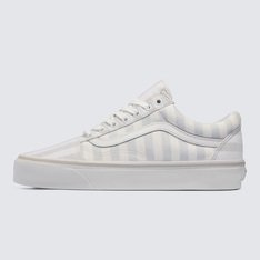 Em 1977, O Tênis Old Skool, Originalmente Nomeado De Vans #36 Foi Lançado Sendo O Primeiro A Conter A Icônica Sidestripe Na Lateral. O Que Começou Como Um Rabisco De Paul Van Doren, Originalmente Chamado De “Jazz Stripe”, Se Tornou Um Dos Ícones Da Marca Vans. O Tênis Old Skool Sf Surf Essentials Light Blue De Cano Baixo Com Cadarço Possui Cabedal Em Lona Têxtil E Camurça Resistente Com Estampa Em Checkerboard, Sidestripe E Viras Laterais De Borracha Com Biqueiras Reforçadas Para Suportar O Desgaste Por Repetição. Apresenta Colarinhos Acolchoados Para Dar Suporte E Flexibilidade, Com A Clássica Sola De Borracha Waffle Vulcanizada Exclusiva Vans.
Características Do Produto: 
• Tênis De Cano Baixo Com Sidestripe; 
• Fechamento Com Cadarço; 
• Cabedal Resistente Em Camurça E Lona; 
• Colarinhos Acolchoados; 
• Solado Emborrachado Em Waffle Exclusivo Vans.