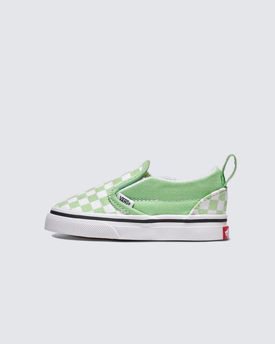 Skate infantil e ícone cultural

O sapato infantil Slip-On V Checkerboard reimagina o clássico da Vans para os pés mais pequenos. Com fechos laterais de velcro e um puxador no calcanhar para facilitar a colocação e retirada, é durável, confortável e simples de usar - perfeito para crianças que estão descobrindo seu próprio estilo.