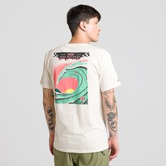 Independente da sua escolha, com a Vans você está sempre no estilo “Off The Wall”. Com estampa autêntica e criativa, a Camiseta Mte Pipemasters Poster Art SS Marshmallow apresenta silhueta de corte clássico mais ajustado ao corpo. De manga curta, é confeccionada em tecido 100% algodão, com estampa trazendo as icônicas palmeiras e assinatura Vans em “Drop V” na parte frontal, na altura do peito no lado esquerdo, como nas costas, em silk à base d’água. Possui etiqueta tecida Vans aplicada na manga, gola canelada e costura reforçada nos ombros. Uma camiseta para combinar com todos os seus clássicos Vans.