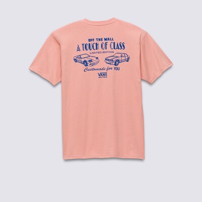 Aprimore seu estilo com a Camiseta Vans Motors Ss Warm Weather Lobster Bisque. Uma camiseta de corte clássico, manga curta e gola redonda, feita de algodão respirável. O modelo apresenta uma estampa frontal e nas costas com carros e assinatura Vans “Off The Wall”.