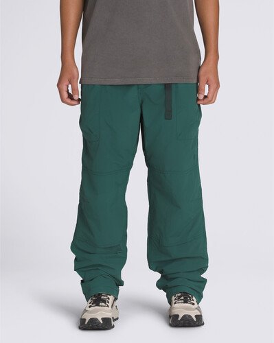 A combinação perfeita de funcionalidade e estilo. A Calça Mte Trek Guide Crosspath Rain Forest possui um ripstop de nylon reciclado, uma calça durável que foi pensada para encarar qualquer aventura e no uso diário. Construídas com reforços como pinças de joelho e costuras de sela, o modelo possui um revestimento repelente de água. Apresenta vários bolsos cargo com amplo armazenamento, adicionando um toque utilitário. O cós com forro macio e o cinto de teia integrado, proporcionam um ajuste mais confortável. O modelo pode ser armazenado em uma bolsa de nylon exclusiva.