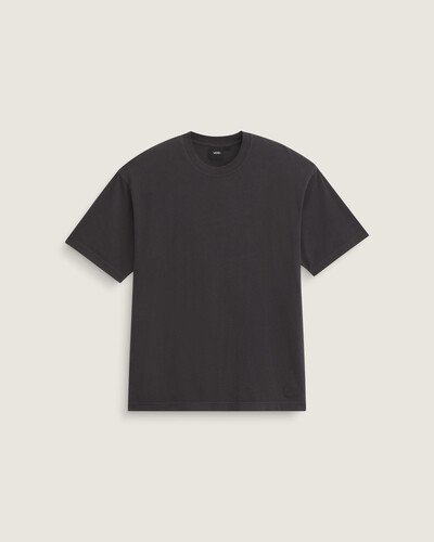 A Camiseta Manga Curta Loose Fit apresenta construção em knit dupla face com padrão jacquard alusivo ao checkerboard e bordado no peito. O tecido encorpado confere caimento solto e toque macio, proporcionando conforto e suporte discretos. Acabamentos reforçados realçam resistência e flexibilidade do modelo, enquanto a construção pensada valoriza expressão e atitude descontraída.