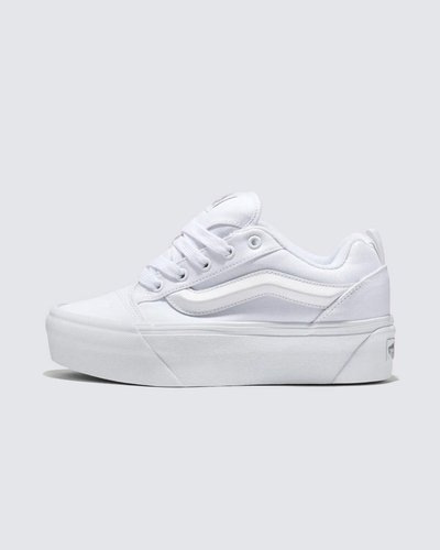Um estilo “volumoso” típico dos anos 90 que foi inspirado no tênis de cano baixo da Vans. O Knu Skool é a interpretação contemporânea de um estilo clássico dos anos 90, caracterizado por sua lingueta volumosa e Sidestripe Vans moldada em 3D, com acabamento marcado por cadarços oversized e robustos. Com perfil marcante e detalhes em estilo dramático, o Tênis Knu Skool Stack True White branco brinca com o original Old Skool enquanto mescla um ícone do passado com as tendências do presente.
