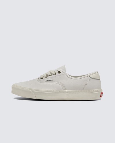 Uma interpretação elevada do tênis Heritage, que deu início a tudo. Uma versão elevada da silhueta original da Vans, o Tênis Authentic Blanc apresenta detalhes minimalistas do modelo icônico com atacadores. Com acabamento em couro macio e forro refinado, esta silhueta consagrada pelo tempo nunca pareceu tão boa.