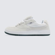 Uma silhueta obscura dos anos 90 ganha vida nova. O Tênis Speed Pop Sole White Green é um modelo de arquivo obscuro da linha de skate feminino do outono de 1998, ressuscitado para hoje. Feito com partes superiores em camurça e malha que imita o design original, esta versão reinventada do Speed apresenta cores clássicas que utilizam painéis rápidos para um visual em camadas. A sola modernizada de meados dos anos 90 e a marca na língua moldada elevam ainda mais esse estilo retrô.