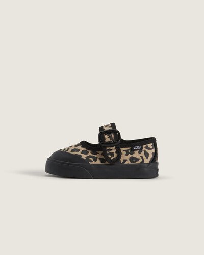 Explorando a nostalgia retrô e uma interpretação lúdica da feminilidade, o Tênis Mary Jane Leopard Black Infantil eleva essa silhueta atemporal a um novo patamar. Combinando uma fivela e tira simples com biqueira de borracha, costuras contrastantes e o solado waffle de borracha exclusivo, o Mary Jane oferece a combinação perfeita de casual e elegante, ideal para praticamente qualquer situação.