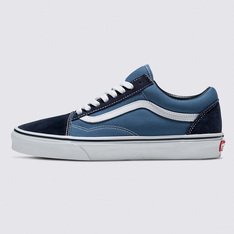 Em 1977, o tênis Old Skool, originalmente nomeado de Vans #36 foi lançado sendo o primeiro a conter a icônica sidestripe na lateral. O que começou como um rabisco de Paul Van Doren, originalmente chamado de “Jazz Stripe”, se tornou um dos ícones da marca Vans. O Tênis Old Skool Navy é um tênis de cano baixo com cadarço que possui cabedal de lona têxtil e camurça resistente nas cores azul e preto, sidestripe em couro branco e viras laterais borracha na cor branca com biqueiras reforçadas para suportar o desgaste por repetição, cano acolchoado para dar suporte e flexibilidade e a clássica sola de borracha waffle vulcanizada exclusiva Vans.