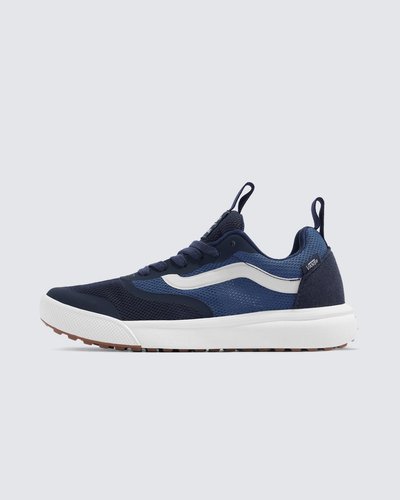 O UltraRange Rapidweld foi adicionado à família Vans para atender a necessidade dos atletas de alto nível: um tênis versátil que ao mesmo tempo proporcionasse conforto em longas viagens ao redor do mundo. O modelo apresenta um composto de entressola UltraCush atualizado, oferecendo o máximo em conforto e amortecimento, além de uma confecção de encaixe em forma de meia LuxLiner - com partes internas sem costura para reduzir o peso, atrito e pontos quentes. O Tênis Ultrarange Rapidweld 1.0 2 Tone Dress Blue White apresenta uma silhueta com uma estética totalmente limpa, que o levará para todos os lugares. Feito com cabedais de camurça sintética e tecido respirável, o solado é durável em uma borracha co-moldada e mini tratorada.