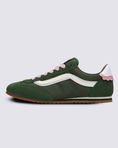 Versatilidade retrô. Inspirado na Coleção Serio dos anos 80 - combinando estilo retrô com um toque moderno. O Tênis Super Lowpro Chou Lace Green Pink revive um legado de perfil baixo, inspirado nos perfis elegantes e baixos dos tênis de corrida e flats dos anos 80. Inspirado no Serio Style 84, ele canaliza a incursão passada em calçados esportivos, combinando design tradicional com versatilidade para o dia a dia. Leve e feito para se movimentar, ele se mantém fiel ao legado da Vans - de ir além do skate.