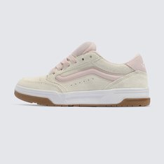Passado e presente se cruzam com esse tênis inspirado no Y2K. O Hylane é um tênis inspirado no skate Y2K que reinterpreta a silhueta Upland de 1999. Cenas do passado coexistem com detalhes de design elevados, como a sidestripe brilhante em 3D e logotipos bordados, enquanto a postura robusta e a língua de skate fofa proporcionam uma aparência retrô. Terminado com uma construção cupsole com uma textura em “V” entrelaçada exclusiva, o Tênis Hylane Fat Lace Sepia Rose transforma uma estética vintage no guarda-roupa essencial de hoje.