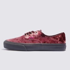 <p>Ultrapassar os limites e pensar de forma diferente não é novidade para os surfistas da Vans, Alex Knost (de Costa Mesa, Califórnia) e Lee-Ann Curren (de Biarritz, França). Seja na água ou fora, eles sabem que a verdadeira autoexpressão significa ser você mesmo sem remorso. Nesta segunda temporada de sua coleção sem gênero da Vans, Alex e Lee-Ann trabalharam juntos para integrar novas cores e materiais, conduzindo uma abordagem única de progressão com produto e inclusão.</p>.Aproveite a Black Friday Vans e adquira já seu novo produto Off The Wall