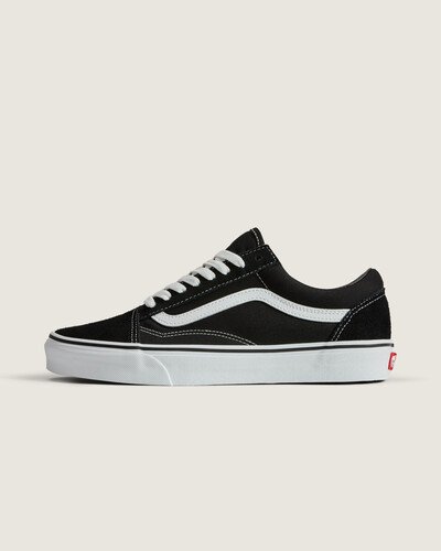 Em 1977, o tênis Old Skool, originalmente nomeado de Vans #36 foi lançado sendo o primeiro a conter a icônica sidestripe na lateral. O que começou como um rabisco de Paul Van Doren, originalmente chamado de “Jazz Stripe”, se tornou um dos ícones da marca Vans. O Tênis Old Skool Black White é um tênis de cano baixo com cadarço que possui cabedal de lona têxtil e camurça resistente na cor preta, sidestripe em couro branco e viras laterais borracha na cor branca com biqueiras reforçadas para suportar o desgaste por repetição, cano acolchoado para dar suporte e flexibilidade e a clássica sola de borracha waffle vulcanizada exclusiva Vans.