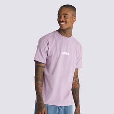 Tradição e originalidade estão presentes na cultura da Vans desde 1966. A personalidade e estilo inconfundível se destacam em todos os seus clássicos. A Camiseta Lower Corecase SS Lavender Mist White de manga curta é confeccionada em tecido de algodão, com corte clássico. O modelo possui estampa frontal com assinatura Vans, centralizada na altura do peito, em silk à base d’água.