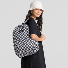 Esteja sempre pronto para todas as situações. As mochilas Vans agregam praticidade, comportam tudo o que você precisa carregar na correria e possuem aquele estilo autêntico que só a Vans proporciona. A Bolsa Startle Compl. Ultra Neo Vr3 Black possui um compartimento principal grande com capa que comporta notebook de até 15 polegadas e demais equipamentos eletrônicos. O modelo possui um bolso frontal que inclui um organizador para garantir que seus itens essenciais fiquem organizados e facilmente acessíveis. Com bolsos laterais para garrafas de água, fechos em zíper e alças de ombro ergonômicas e acolchoadas. Detalhe para estampa exclusiva em checkerboard tradicional por toda a peça e aplicação de etiqueta tecida com assinatura Vans em “Drop V” e “Off The Wall” na capa frontal. Dimensões (AxLxP): 42.5 x 30 x 14 cm. Capacidade: 21 litros.
Características do produto: 
• Mochila Vans; 
• Estampa exclusiva em checkerboard tradicional por toda a peça;
• Compartimento principal para carregar notebook de até 15” e demais eletrônicos com segurança; 
• Organizador interno; 
• Bolsos laterais para garrafas de água; 
• Alças de ombro ergonômicas e acolchoadas; 
• Capacidade: 21 litros. 
• Dimensões (AxLxP): 42.5 x 30 x 14 cm.