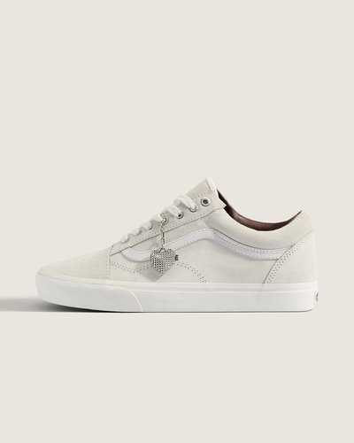 Em 1977, o tênis Old Skool foi lançado como o primeiro a trazer a icônica sidestripe na lateral, tornando-se parte do legado VANS. O Tênis Old Skool Love Is Pain mantém essa silhueta atemporal com cabedal em couro, bico redondo reforçado, forro interno contrastante e pingente em formato de coração. Fechamento por cadarço, cano acolchoado para suporte e sola vulcanizada com padrão waffle que garante aderência, conforto e liberdade de movimento.