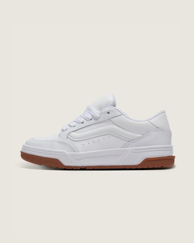 O Hylane é um sapato inspirado no skate dos anos 2000 que reinterpreta nossa silhueta Upland de 1999. Acenos ao passado coexistem ao lado de detalhes de design elevados, como a Sidestripe em alto relevo e logotipos bordados, enquanto a postura robusta e a língua fofa do skate proporcionam uma aparência e sensação retrô. Finalizado com uma construção de sola de copa e uma textura exclusiva em forma de V entrelaçada, o Hylane transforma uma estética old school em um item essencial do guarda-roupa atual.