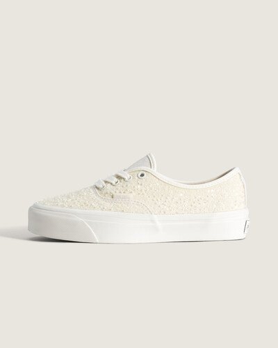 Nascido em Anaheim, Califórnia, em 1966, o Tênis Authentic Lx Beaded Champagne é o estilo tradicional original da Vans. Reúne esse legado com cabedal em textile vulcanizado, cano baixo e bico redondo que garantem conforto e mobilidade. Painéis em lantejoulas formam faixas laterais de forte impacto visual, enquanto o solado de borracha com efeito respingado e a construção vulcanizada reforçam resistência. Cadarços contrastantes e pingentes metálicos entregam exclusividade.