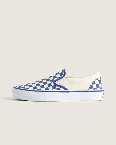 O Tênis Skate Slip-On Blue Checkerboard segue a tradição do Classic Slip-On, apresentado em 1977 e consagrado pela praticidade e design admirado da Vans. Cabedal em couro tratado com efeito craquelado, elásticos laterais para calce ágil e bico redondo. Construção com sola vulcanizada e sola waffle em borracha que oferece resistência e flexibilidade, com palmilha que proporciona conforto e suporte.