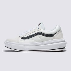 Conforto partindo dos pés. Com referências de design dos modelos tradicionais, o Tênis Old Skool Overt Comfycush White é a resposta a uma estética moderna com a sensação confortável da plataforma ComfyCush da Vans. Construído para trazer mais conforto e uma positividade descontraída, este tênis de cano baixo mescla a lendária silhueta Old Skool™ com uma entressola de espuma ComfyCush™ 360 graus e uma palmilha interna removível, proporcionando amortecimento máximo. Porque quanto mais confortável você estiver, mais criatividade terá, mais confiante será e melhor será seu dia. Então, deixe as boas vibrações fluírem com o novo Old Skool Overt Comfycush. Preparar, apontar, relaxar.