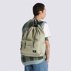 Simples, mas resistente, a Mochila Old Skool Cinch Backpack Upland Elm é resistente o suficiente para usar todos os dias e em qualquer sessão de skate. Feita com tecidos de Cordura® que são reconhecidos por sua durabilidade duradoura e resistência à abrasão, rasgos e arranhões, a mochila vem equipada com um compartimento acolchoado que comporta notebook, que permite armazenar seu dispositivo com segurança, um bolso elástico para garrafa de água na lateral, alças ajustáveis ??e uma trava de cordão para garantir que todos os seus produtos permaneçam no lugar.