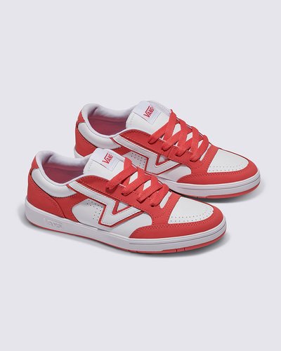 O Lowland ComfyCush é uma silhueta arquivada dos anos 80 da Vans com um perfil fino e uma palmilha e sola ComfyCush para conforto modernizado. Originalmente projetado para tênis no início dos anos 80, quando a Vans estava experimentando com calçados focados em atividades atléticas, este estilo de baixo perfil mantém um visual familiar ao mesmo tempo que adiciona a emoção do nosso logotipo clássico "Flying V" da Vans.