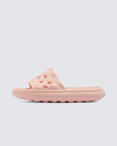 O Chinelo Slide-On Vr3Cush Light Pink traz a inspiração da sandália icônica estilo cloud. Com uma construção de peça única injetada na cor branca, o chinelo slide-on apresenta cabedal com um calcanhar moldado em forma de arco e nova tecnologia VR3Cush™ presente na construção da palmilha, proporcionando maior conforto e a sensação de andar nas nuvens. O estilo inconfundível da Vans combinado com o design consciente da sustentabilidade e um visual inspirado na herança “Off The Wall”, o chinelo slide-on em EVA vai proporcionar todo o conforto que você precisa para relaxar. Para ganhar o logotipo do globo VR3 Checkerboard, pelo menos 30% do produto deve ser feito de um ou uma combinação de materiais reciclados, renováveis e/ou regenerativos. Para saber mais sobre a Vans e sua jornada para materiais sustentáveis, acesse vans.com/sustentabilidade.
Características do produto: 
• Design: a construção injetada de peça única oferece um calcanhar moldado e forma de arco para o máximo conforto e suporte durante todo o dia; 
• Palmilha: a nova palmilha VR3Cush™ é feita com pelo menos 50% de espuma EVA de base biológica parcialmente derivada de plantas de acordo com o padrão de teste ASTM D6866-16.