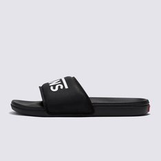 Deslize no conforto com o Chinelo Slide-On Black. Com inspiração no solado vulcanizado dos clássicos Vans, o chinelo slide-on apresenta silhueta com uma tira larga em nobuck sintético preto com assinatura Vans em “Drop V”. Com forro de borracha macia e tecido elástico, o modelo possui palmilhas UltraCush super macias que incluem suporte de arco embutido e as solas waffle UltraCush™ Lite injetadas com leveza, flexibilidade e durabilidade. Esse modelo vai te acompanhar na correria de um dia inteiro. O logo “Vans Off The Wall” é aplicado na heeltab do calcanhar.