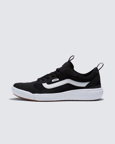 Máximo conforto e aliado de todas as rotinas. Esteja sempre pronto para o inesperado com o Tênis UltraRange Exo Black Black. Com um solado co-moldado construído em padrão tratorado em waffle - exclusividade Vans - ele maximiza a cobertura, aderência e durabilidade da borracha. A nova entressola UltraCush™ Lite traz conforto e leveza para o calce. O modelo de cano baixo possui cabedal com inspiração na silhueta do icônico Old Skool - em camurça, tecido e sintético preto - totalmente respirável, com biqueira e antepé de borracha renovado, deixando o calce no ajuste ideal. O Exo Skeleton fornece apoio integrado nos dedos e na parede lateral medial, com uma trava de calcanhar para um ajuste seguro. No calcanhar e lingueta, traz puxadores, facilitando o calce. O logo “Vans Off The Wall” é aplicado na heeltab do calcanhar. Já a original Flag vem na lateral do tênis, enquanto a assinatura “Vans Ultrarange” é aplicada na lingueta. Conforto e estilo dentro e fora das pistas.