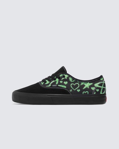 Nascido em 1966 em Anaheim, na Califórnia, o Authentic une o estilo do tênis de cano baixo original ao cabedal icônico de lona resistente. Conhecido originalmente como Vans #44 Deck Shoes, o Authentic se tornou um ícone cult imediato e incorpora a atitude “Off The Wall” desde então. Construído com um perfil simples com fechamento em cadarços, o Tênis Authentic Y2K Party Green é um clássico que mantém viva a vibe old skool. Com cabedal em lona resistente na cor verde com estampa, o modelo apresenta ilhós de metal, detalhes contrastantes e a original sola Waffle vulcanizada de borracha, exclusiva Vans.