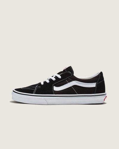 O Sk8-Low, uma versão do lendário tênis de cano alto da Vans, é produzido com uma variedade de cores clássicas, trazendo a estética Sk8-Hi® em um tênis de cano baixo. Com cabedal durável de lona e camurça resistentes, o Tênis Sk8-Low Black True White possui a contraparte mais alta. O tênis com sidestripe lendária com fecho em cadarços também inclui biqueiras reforçadas, colarinhos acolchoados de suporte e sola de borracha waffle exclusiva Vans.