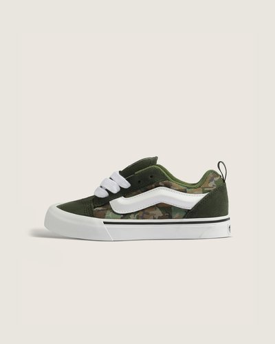 Tênis Knu Skool Check Camo Obsidian Fern Green Infantil incorpora o legado Vans em um modelo de couro com bico redondo, pensado para conforto e suporte. A construção privilegia materiais resistentes que oferecem flexibilidade e sensação macia ao calçar, preservando uma estética autêntica e criativa, com acabamento que reforça o caráter atemporal.
