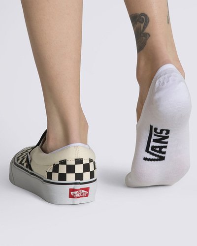 Combine os seus tênis Vans com o pack de meias que carrega o Lifestyle Vans por onde for. Pack com três pares que traz estilo para todos os seus clássicos Vans. A Meia Classic Canoodle 36/39 White Black agrega estilo para todas as ocasiões. O pack possui três pares de meias soquetes em tecido estilo sapatilhas clássicas brancas. Traz assinatura Vans em “Drop V” estampada na sola e estampa em checkerboard no peito de pé. Os modelos vestem da numeração 36 ao 39.