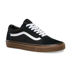 O tênis Classic Old Skool, o clássico tênis de skate da Vans e o primeiro a conter a icônica sidestripe na lateral, é um tênis de cano baixo com cadarço que possui cabedal de lona resistente e camurça, biqueiras reforçadas para suportar o desgaste por repetição, cano acolchoado para dar suporte e flexibilidade e a clássica sola de borracha vulcanizada da marca.