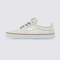 O Sk8-Low, uma versão do lendário tênis de cano alto da Vans, é produzido com uma variedade de cores clássicas, trazendo a estética Sk8-Hi® em um tênis de cano baixo. Com cabedal durável de lona e camurça resistentes, o Tênis Sk8-Low Twill Marshmallow possui a contraparte mais alta. O tênis com sidestripe lendária com fecho em cadarços também inclui biqueiras reforçadas, colarinhos acolchoados de suporte e sola de borracha waffle exclusiva Vans.