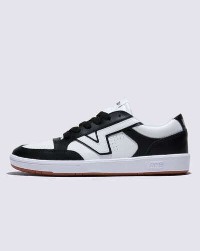 A assinatura lendária que carrega a herança da Vans em “Flying V” é considerada a marca registrada do tênis com inspiração nos anos 80. O Tênis Lowland Comfycush 2 -Tone Black True White possui uma silhueta inconfundível inspirada nos tênis Vans nos anos 80, construído com um perfil fino e uma sola ComfyCush para modernizar o conforto. Lançado no início dos anos 80, quando o modelo possuía um foco mais atlético, o estilo de cano baixo mantém um visual familiar homenageando esse clássico, e, ao mesmo tempo, acrescenta a emoção da assinatura inconfundível da herança Vans em “Flying V”. Apresenta aplicação de etiqueta tecida branca Vans na lingueta e assinatura em relevo Vans em “Drop V” na lateral da sola.