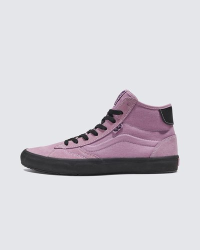 Algo totalmente diferente. O Tênis Skate Lizzie Hi Lavender Fog Black, uma versão do tênis de skate original de Lizzie Armanto, inova tanto quanto a própria Lizzie, com uma solução única para os problemas universais dos tênis de skate: uma solução com melhor ajuste, mais durável e consciente da sustentabilidade para todos os skatistas. Criados com materiais orgânicos e inclusão em mente, Lizzie e Vans têm orgulho de oferecer algo completamente diferente para uma nova geração de skatistas. A equipe da Vans estabeleceu metas ambiciosas de sustentabilidade. Grandes ou pequenos, todos os nossos esforços resultam em mudanças positivas. Para ganhar o logotipo do globo Checkerboard, pelo menos 30% do produto deve ser feito de um ou uma combinação de materiais reciclados, renováveis ??e/ou regenerativos. Para saber mais sobre a Vans® e sua jornada em direção a materiais sustentáveis, acesse vans.com.br/sustentabilidade.