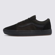 Quando os clássicos se unem ao conforto. A Vans renovou a silhueta clássica do Old Skool introduzindo a tecnologia ComfyCush: uma nova sola mais macia e acolchoada que oferece ao ComfyCush Old Skool um ajuste sem igual que faz com que pareça que estamos andando nas nuvens. Apresentando uma construção co-moldada de espuma e borracha para a combinação perfeita de conforto e aderência, com o Classic ComfyCush Old Skool é possível se sentir confortável o tempo todo, mantendo a estética atemporal do icônico calçado com sidestripe. Equipado com solas de borracha que proporcionam durabilidade e tração, interiores simplificados de peça única com maior suporte no arco e forro com material que absorve a umidade em todo o interior do tênis. Com cabedal em camurça e lona bordada recém-construído que se concentra na estabilização da lingueta, o Tênis Old Skool ComfyCush Black Black na cor preta confere um toque retrô aos estilos esportivos da Vans do início dos anos 90 e oferece uma experiência em que o conforto é vital.