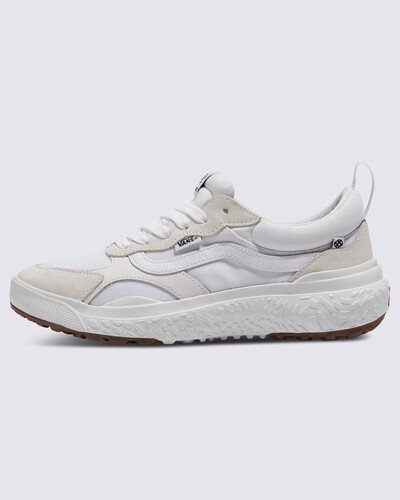 Para a temporada, a equipe da Vans repensou, re-Projetou e reconstruiu cada parte da estética e tecnologias do ultrarange para torná-lo mais sustentável. A renovação do Tênis Ultrarange Neo Vr3 True White apresenta entressola Ecocush™ moldada com espuma 50% bio-based, construção leve, sola de borracha Ecorubber™ de fontes renováveis e cabedal respirável em knit verde projetado com 50% Algodão Orgânico, 34% Rpet, 14% Nylon Reciclado E 2% Spandex, para reduzir o desperdício na produção em comparação com o cabedal tradicional de corte e costura da Vans. O Ultrarange Vr3 é a manifestação de uma ideia: que não se trata de para onde vamos, mas de como chegamos lá. A equipe da Vans traçou metas ambiciosas de sustentabilidade. Grandes ou pequenos, todos os esforços se somam a mudanças positivas. Para poder estampar o logotipo Vr3 Checkerboard Globe, pelo menos 30% do produto deve ser feito de materiais reciclados, renováveis e/ou regenerativos. Para saber mais sobre a Vans e sua jornada de materiais sustentáveis, acesse: vans.com.br/sustentabilidade.