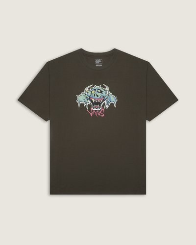 Prepare-se para uma temporada assustadora com a Camiseta Goofy Ghoul Ss Coal Brown Halloween, de mangas curtas, para um estilo casual e casual para o dia a dia. A principal atração é a estampa de longa duração e durabilidade de um ghoul fazendo uma careta sobre a assinatura da Vans em spray.