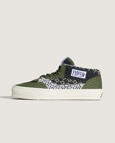 A arte tradicional encontra a precisão. O Tênis Vlt Lx Pine Forest é a mais recente colaboração entre a Vans e a FDMTL. Ela une a arte exclusiva do denim com a funcionalidade precisa do skate, criando um tênis de skate que mistura cultura e artesanato. Ao unir a silhueta historicamente significativa do Half Cab da Vans com o artesanato tradicional japonês da FDMTL, o resultado é um tênis altamente detalhado que traz um estilo reconhecível com raízes.
