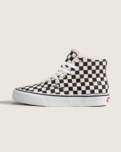 Nascido em Anaheim, Califórnia, em 1966, o Authentic é o estilo tradicional original da Vans. O Tênis Authentic Authentically Classic Tumble Black True White apresenta couro com construção vulcanizada e bico redondo, preservando o legado autêntico da marca. A sola vulcanizada confere flexibilidade e sensação direta ao andar, enquanto o acabamento reforça a expressão criativa e descontraída associada à Vans.