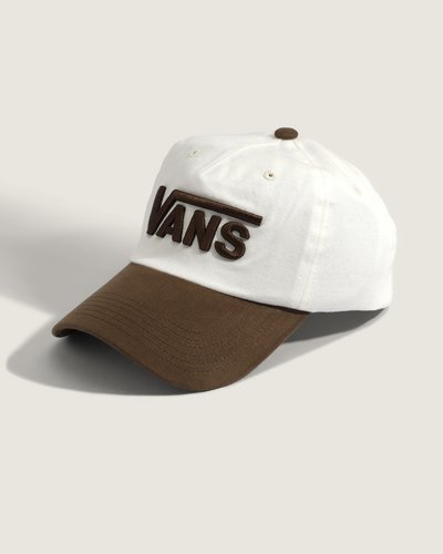 O Boné Drop V Logo Vintage Cocoa apresenta acabamento limpo e construção em tecido de algodão, com ajuste snapback regulável que proporciona conforto e adaptação. O modelo oferece toque macio, boa respirabilidade e bordado em relevo com o logo VANS na parte frontal. Design descontraído e traços autênticos refletem o legado urbano da marca.