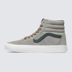 O lendário tênis de cano alto da Vans é considerado um divisor de águas desde o seu lançamento em 1978. O Sk8-Hi impactou ao ser o primeiro tênis de cano alto para skate a entrar em cena. Com um toque "Off The Wall", o Tênis Sk8-Hi Corduroy Moon Rock de cano alto apresenta cabedal em camurça e lona resistente. Com fechamento por amarração em cadarços, ele traz a icônica Sidestripe Vans nas laterais. O tênis possui o cabedal acolchoado com biqueiras reforçadas, proporcionando mais conforto e firmeza a cada passo. Apresenta heeltab do skate tradicional com inscrição Vans em “Drop V” e “Off The Wall” aplicada no calcanhar, etiqueta tecida na lingueta e etiqueta tecida em Checkerboard aplicada na lateral da Sidestripe. A entressola ameniza o impacto e a palmilha se molda adequadamente aos pés. Com solado em borracha vulcanizada em formato waffle - exclusividade Vans - com função antiderrapante, que proporciona maior aderência ao caminhar.