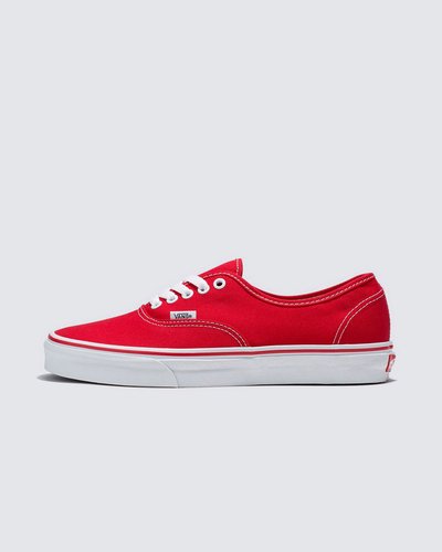 Nascido em Anaheim, Califórnia, em 1966, o Authentic é o estilo tradicional original da Vans. Originalmente conhecido como Vans #44 Deck Shoes, o Authentic se tornou um ícone cult imediato e incorpora nossa atitude “Off The Wall” desde então. Construído com um perfil simples com cadarço, o Tênis Authentic Red é um clássico que mantém viva a vibe old skool. Com cabedal em lona resistente na cor vermelha, apresenta vira lateral de borracha na cor branca, ilhós de metal e o solado emborrachado em waffle exclusivo Vans.